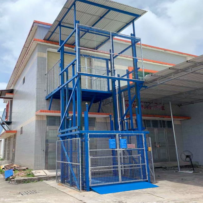 湾岭镇建材厂室外升降货梯安装